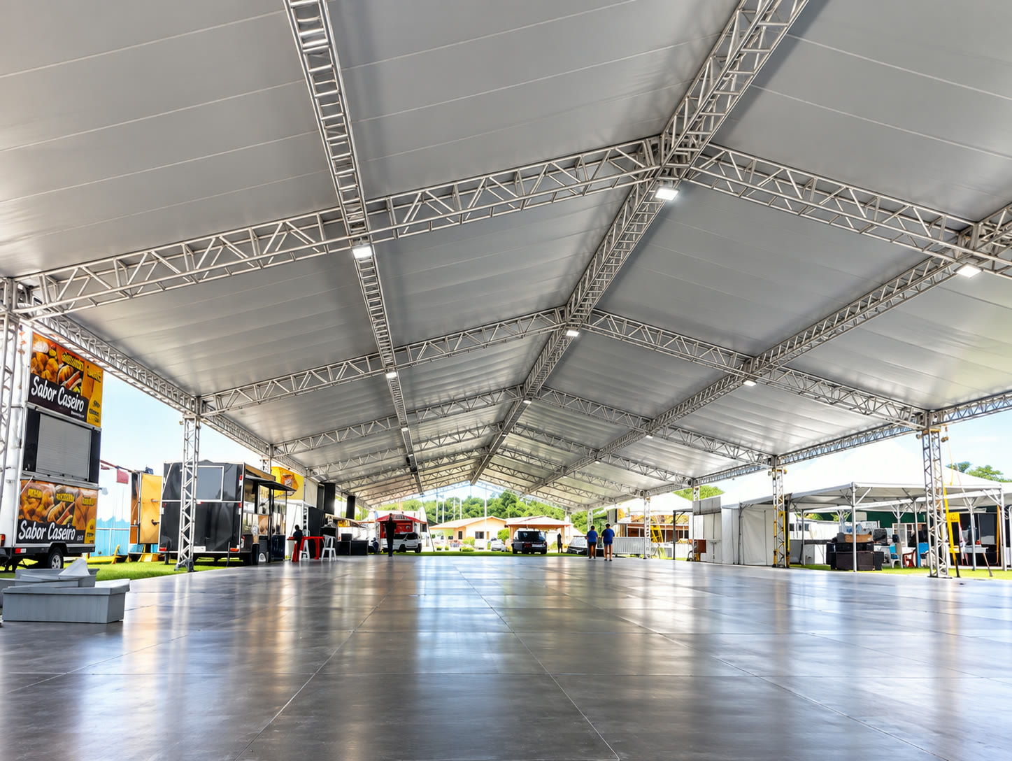 Pavilhão para eventos com estrutura de treliças montado pela RF Tendas em Palhoça/SC