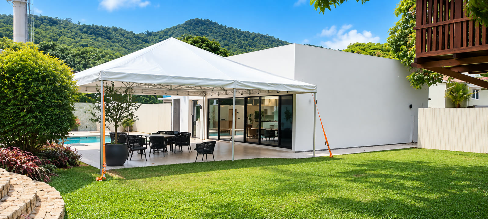 Tenda piramidal branca para festas e eventos montada pela RF Tendas em jardim com piscina em Palhoça/SC