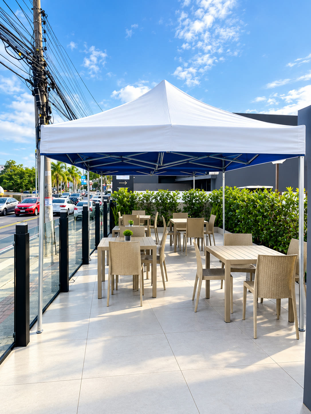Tenda sanfonada montada pela RF Tendas cobrindo a área externa de um café em Palhoça/SC